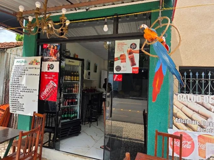 Fachada do Noroeste com arara decorativa